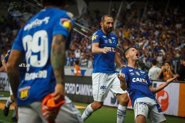 Thiago Neves colocou o Cruzeiro em vantagem no primeiro tempo e balançou o Mineirão