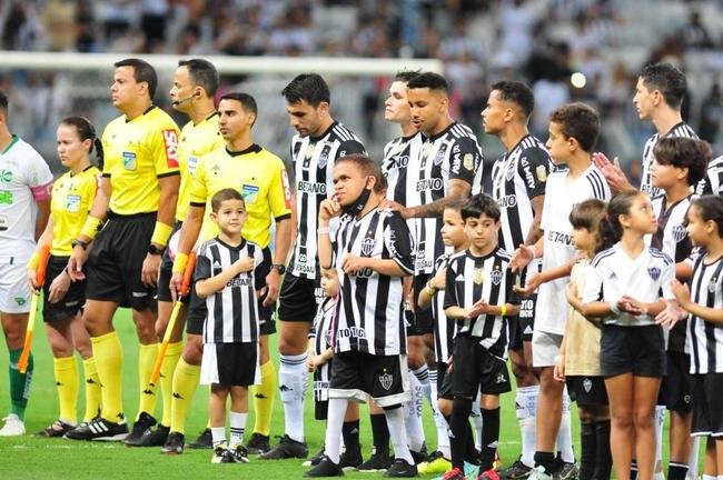Mascotinhos do Atltico no jogo contra o Juventude, no Mineiro, pelo Campeonato Brasileiro de 2022