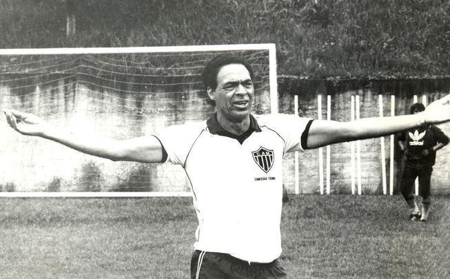 9 - Barbatana: João Lacerda Filho teve passagens importantes no Atlético dentro e fora de campo. Como jogador, Barbatana fez parte da delegação que excursionou pela Europa em 1950 e retornou com o título simbólico de Campeões do Gelo. Como treinador, foi responsável por descobrir craques como Paulo Isidoro, João Leite e Reinaldo. Barbatana foi o terceiro que mais comandou o Atlético. Durante cinco passagens pelo clube, foram 227 partidas, com 143 vitórias, 56 empates e 28 derrotas. Ao jornal Estado de Minas, Reinaldo rasgou elogios a Barbatana. 'O Barbatana foi quem me descobriu para o futebol e me ensinou tudo. Ele foi o melhor treinador que eu tive e que o Atlético já teve. Era estrategista, muito rígido, mas certamente o melhor técnico da história do Galo', afirmou.