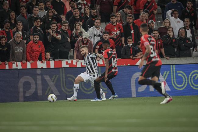 Neste domingo (17), o Atltico enfrentou, em Curitiba, o Athletico-PR pela 2 rodada da Srie A do Campeonato Brasileiro. A partida foi realizada na Arena da Baixada.
