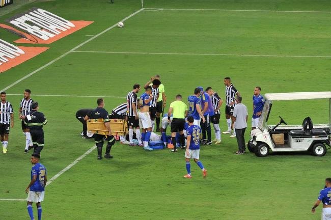 Edu, do Cruzeiro, deixa Mineiro de ambulncia aps choque com goleiro Everson, do Atltico