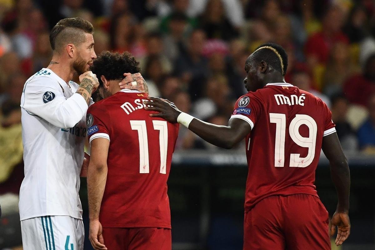 Salah, do Liverpool, sofreu falta de Sergio Ramos, machucou ombro esquerdo e deixou a final no primeiro tempo