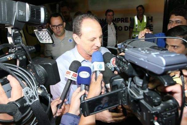 Novo treinador do Cruzeiro, Rogério Ceni desembarcou em Confins na manhã desta terça-feira e recebeu apoio de torcedores