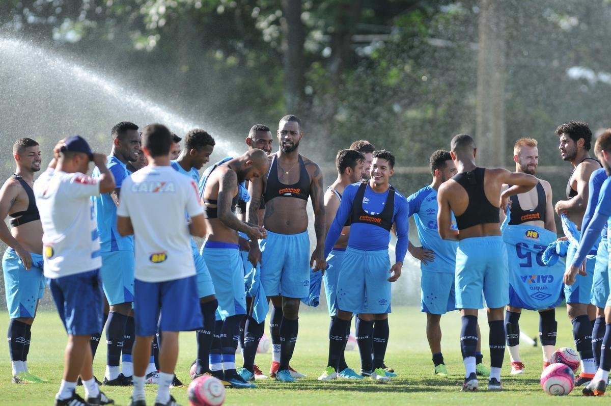 Cruzeiro se reapresentou aps estreia na Copa Libertadores e iniciou sua preparao para o clssico de domingo, s 11h, no Independncia, contra o Atltico, pela nona rodada do Mineiro. As novidades foram as presenas do atacante Sass e do zagueiro Cac, da base. Fred foi vetado devido a um estiramento na panturrilha direita. 