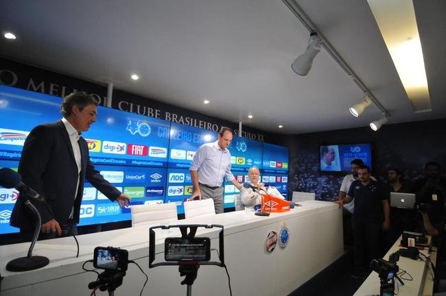 Rogrio Ceni concedeu entrevista coletiva e comandou o primeiro treinamento