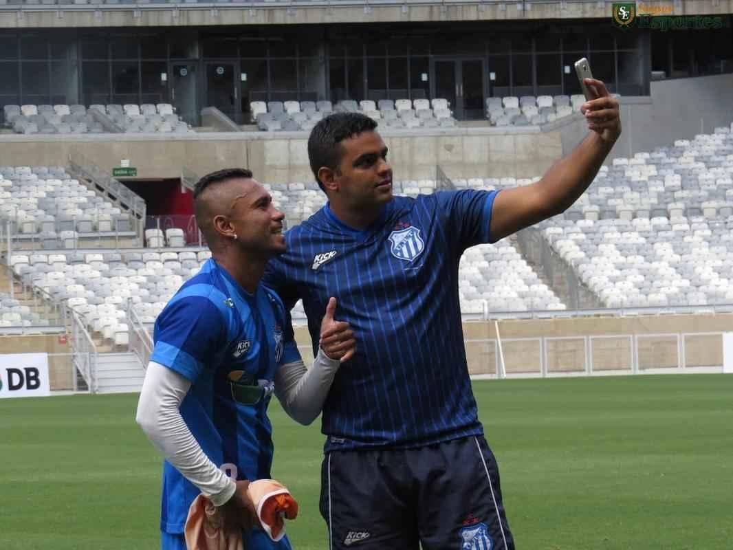 Durante o treinamento, tcnico Rodrigo Santana dividiu a equipe em dois grupos, sendo que ambos construam jogadas de cruzamentos. Na segunda parte da atividade, o treinador observou a equipe em bolas paradas, e o sistema defensivo levou a melhor.  O treino serviu para a URT ter a noo de espao do Mineiro.