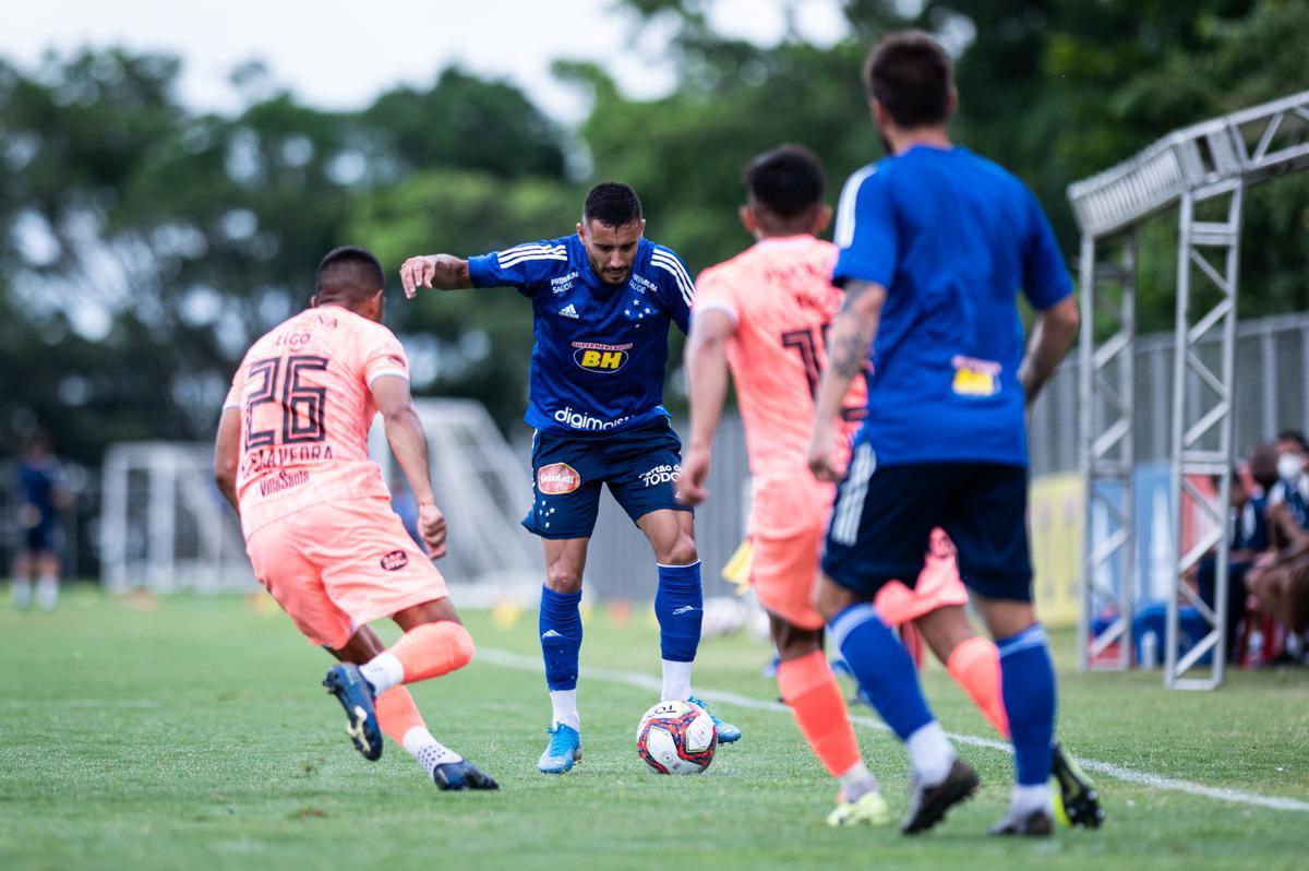 Imagens do jogo-treino entre Cruzeiro e Bolívar, neste sábado (20/2), na Toca da Raposa II. Time celeste venceu por 1 a 0