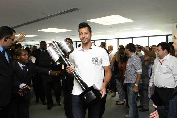 Governador Anastasia entregou uma placa aos campees brasileiros e recebeu uma camisa do Cruzeiro de presente, na Cidade Administrativa