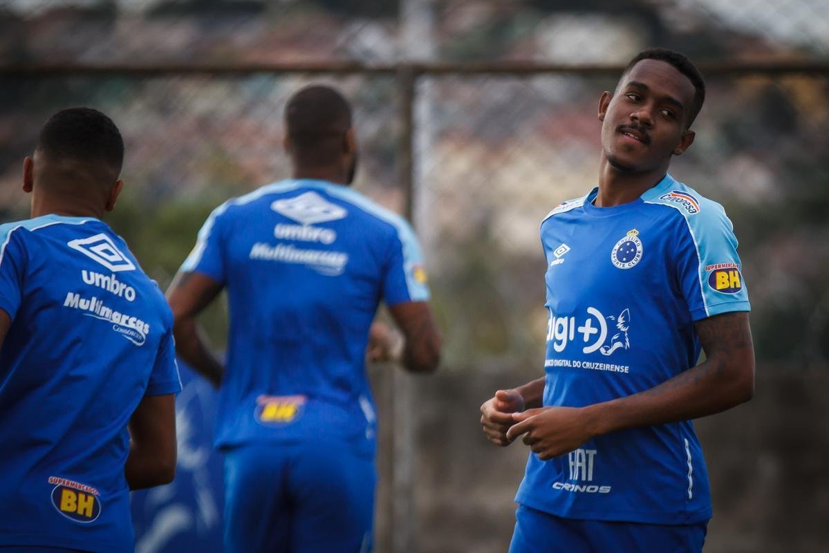 A comisso tcnica do Cruzeiro permitiu que a imprensa acompanhasse somente o comeo das atividades desta quinta-feira, na Toca da Raposa 2. Em campo, foi possvel ver o meia Rodriguinho, que segue programao especial de exerccios elaborada pelos profissionais do clube. O time se prepara para o jogo-treino de segunda-feira, contra o Amrica, que servir de teste visando  retomada das competies. No coletivo de tera-feira, a escalao teve Fbio; Lucas Romero, Ded, Leo e Egdio; Henrique e Jadson; Marquinhos Gabriel, Thiago Neves e David; Fred. Vale ressaltar que o meia Robinho havia sido poupado desse trabalho.