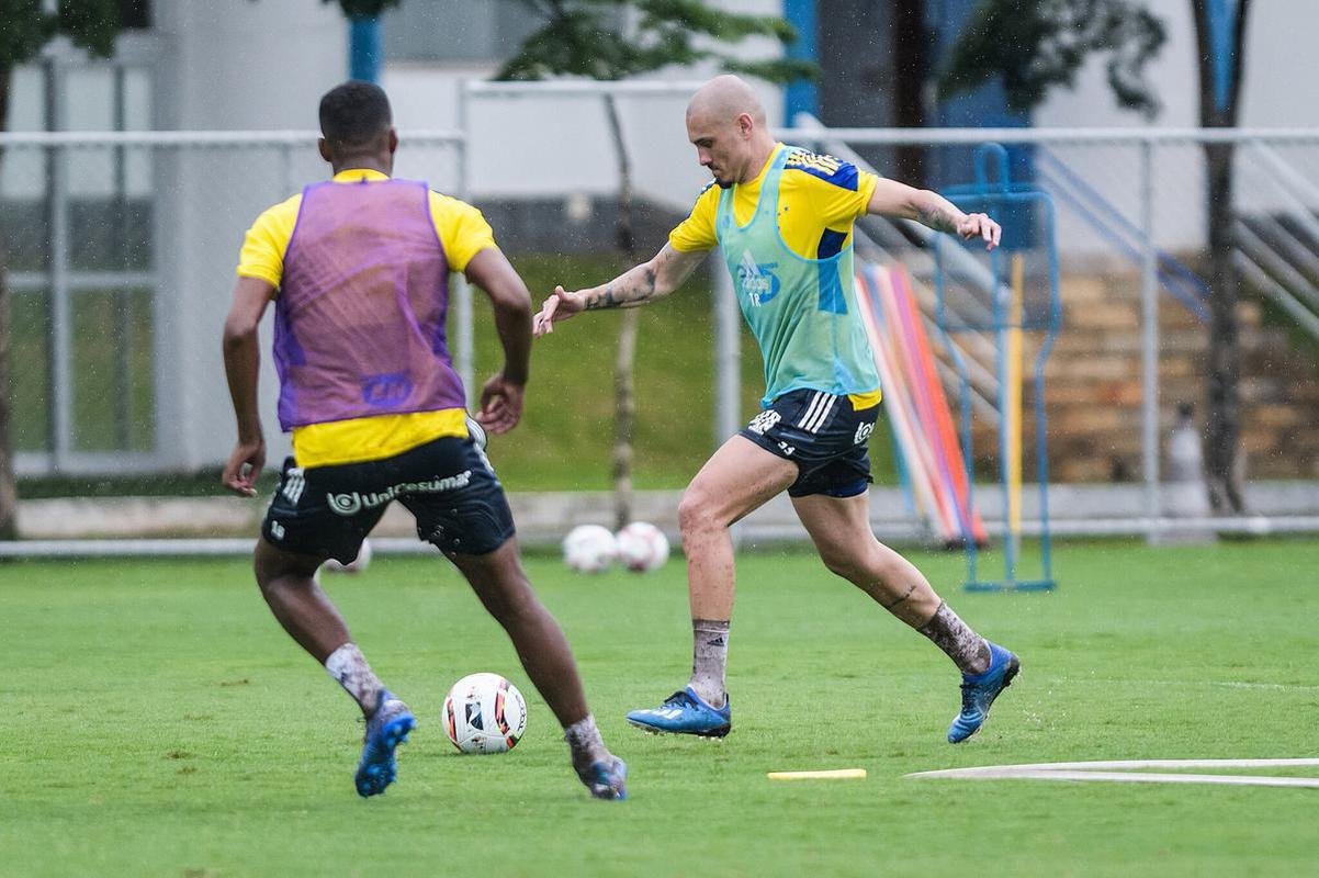 Imagens do treino do Cruzeiro neste sbado (8), sob forte chuva, na Toca da Raposa II, em Belo Horizonte