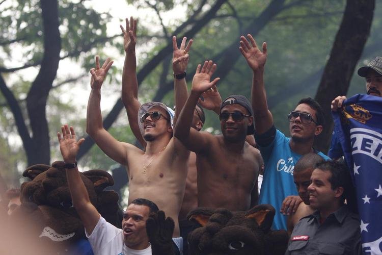 Depois de vencer o Vitria por 3 a 1 no Barrado, em Salvador, na noite de 13 de novembro de 2013, e confirmar o tricampeonato brasileiro, o Cruzeiro desembarcou em Confins numa quinta-feira e foi recebido por milhares de pessoas nas ruas de Belo Horizonte. O elenco desfilou em carro pela Avenida Antnio Carlos, pela Avenida Afonso Pena, no Centro, e foi em direo  sede do Barro Preto. Esta, sem dvida, foi a festa que envolveu o maior nmero de pessoas na capital mineira.