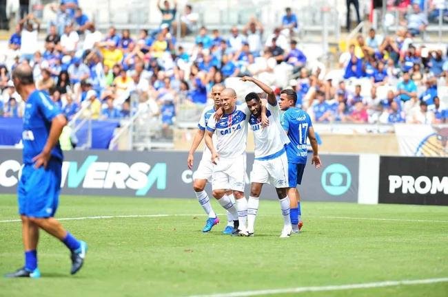 Cruzeiro: time campeo da Trplice Coroa de 2003 venceu equipe de masters por 2 a 1, neste domingo, em jogo festivo realizado no Mineiro