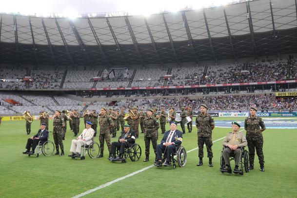 Ex-combatentes do Exrcito foram homenageados antes da partida no Mineiro