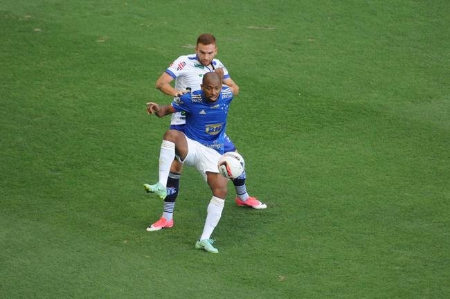 Cruzeiro goleou URT por 3 a 0 no Independncia com gols de Thiago, Machado e Edu em sua estreia no Mineiro. Ronaldo, dono da SAF, assistiu  partida no Horto. Duelo marcou estreia do tcnico uruguaio Paulo Pezzolano