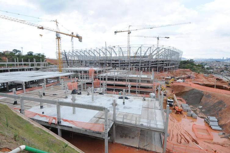 Nesta quarta-feira (20), as obras da Arena MRV, no Bairro Califórnia, em Belo Horizonte, adentraram em uma nova etapa. Isso porque as placas da cobertura do estádio começaram a ser instaladas, conferindo 'novo visual' ao projeto da futura casa do Atlético.