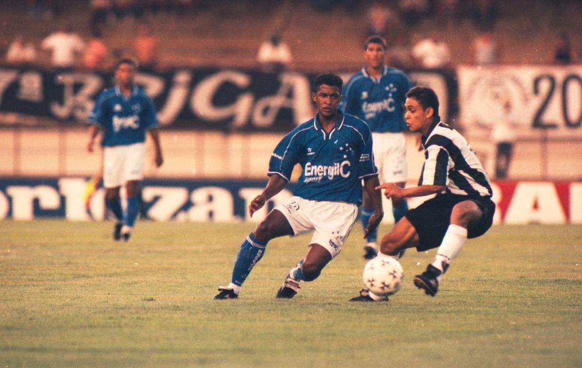 Craque do futebol brasileiro nos anos 1980 e 1990, Valdo jogou pelo Cruzeiro entre 1998 e 2000. Mesmo veterano, mostrou toda sua classe com a camisa 10 do Cruzeiro e se tornou um cones dessa posio no clube. Em 1998, foi vice da Copa do Brasil, da Copa Mercosul e do Campeonato Brasileiro. Por outro lado, ergueu as taas do Mineiro de 1998, da Recopa Sul-Americana de 1998, da Copa Centro-Oeste de 1999 e da Copa dos Campees Mineiros de 1999.