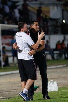 Leston Júnior comemorou bastante os gols do Santa Cruz na partida