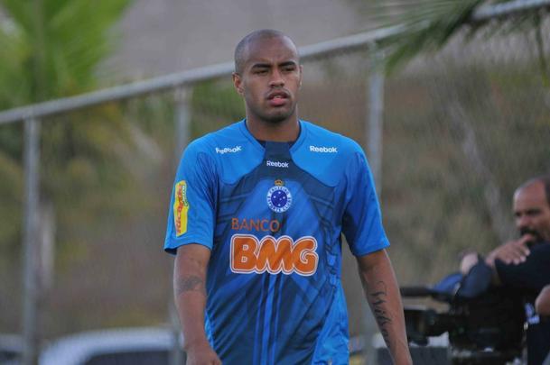 Em 2010, Thiago Heleno foi negociado com o Grupo HAZ Sport Agency por valor não divulgado. O atleta ficou registrado inicialmente no Deportivo Maldonado do Uruguai, clube de empresários.