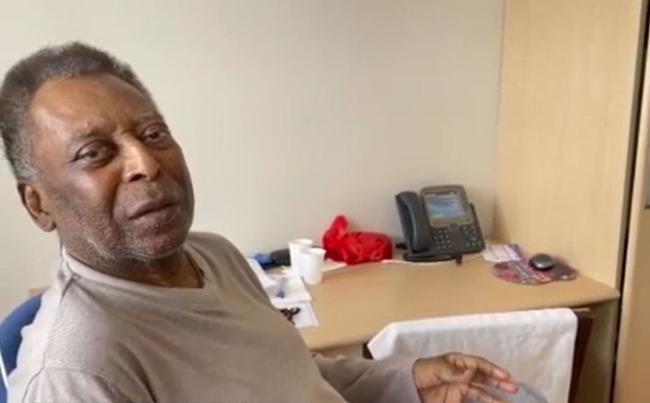 Pelé cantando hino do Santos no quarto do Albert Einstein, em São Paulo