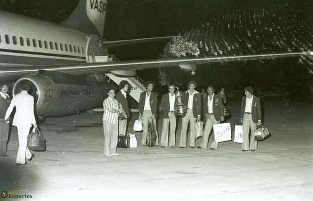 Jogadores do Cruzeiro desembarcam na Pampulha e, em seguida, saem em carro aberto por BH