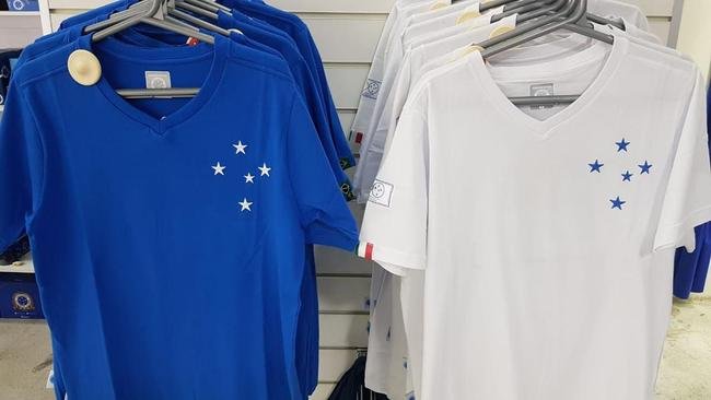 Camisas comemorativas lanadas por marca licenciada pelo Cruzeiro