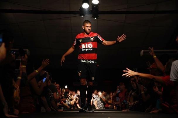 Festa de lançamento dos novos uniformes contou com a presença de jogadores e show de Paralamas de Sucesso