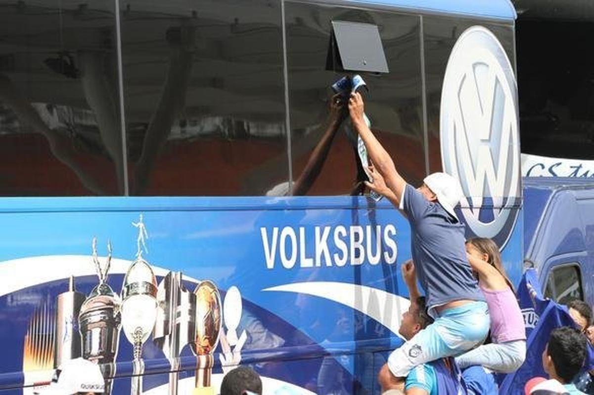 Na chegada ao Aeroporto de Confins, jogadores do Cruzeiro, campees brasileiros, fizeram festa com a torcida e at subiram no teto do nibus do clube