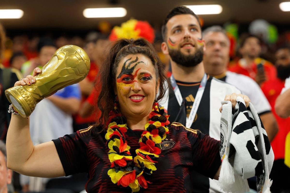 Fotos das torcidas de Espanha e Alemanha, no jogo deste domingo, no Estdio Al Bayt, em Al Khor, pelo Grupo E da Copa do Mundo