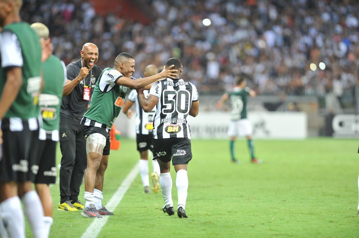 Marquinhos abriu o placar para o Atltico sobre o Gois com chute cruzado