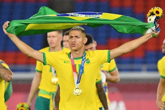 Jogadores da Sele��o Brasileira recebem a medalha de ouro pela conquista ol�mpica no futebol