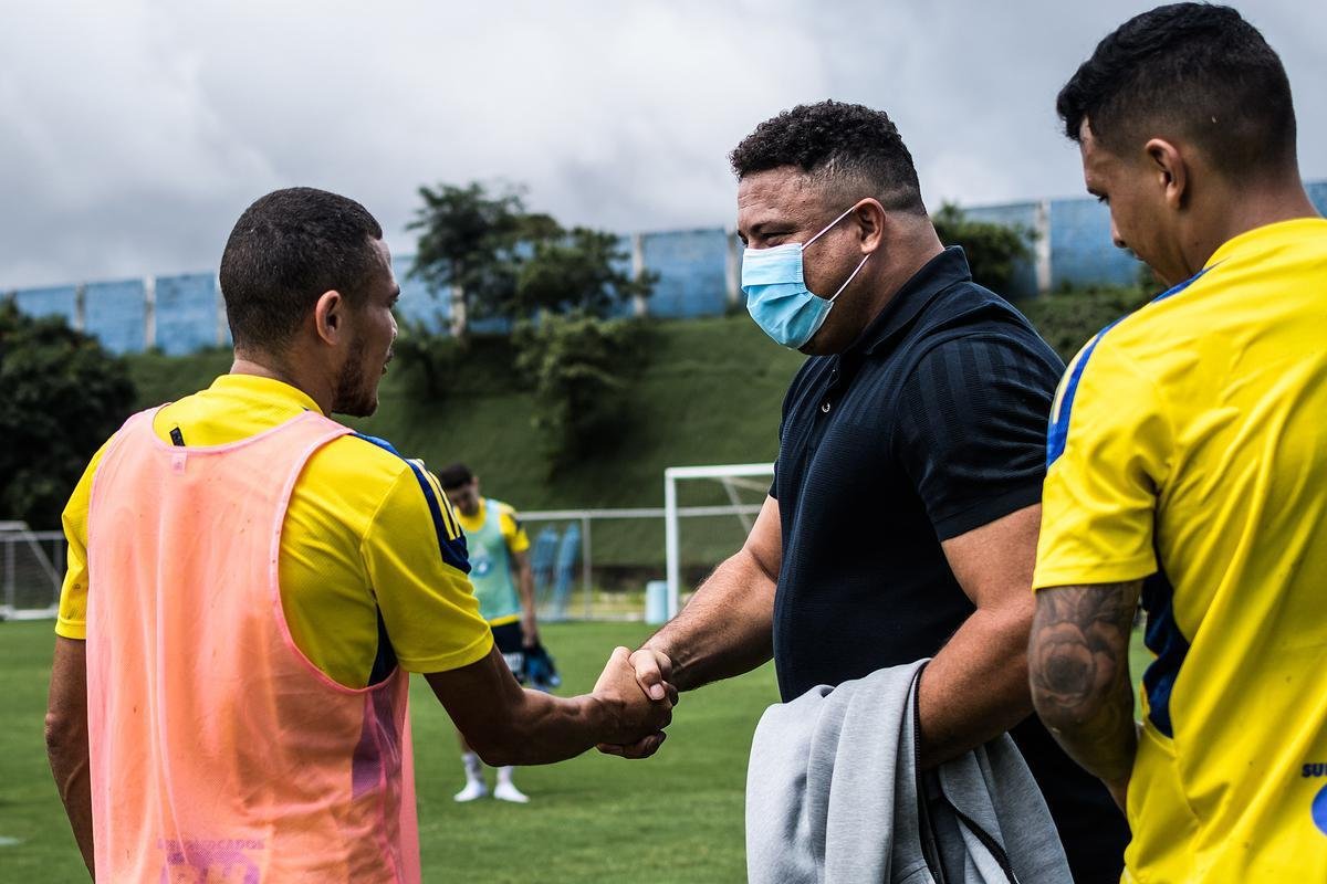Em sua primeira visita  Toca da Raposa II, Ronaldo concedeu entrevista coletiva e teve contato com jogadores e comisso tcnica do Cruzeiro. Ele tambm se encontrou com scios da categoria Diamante.