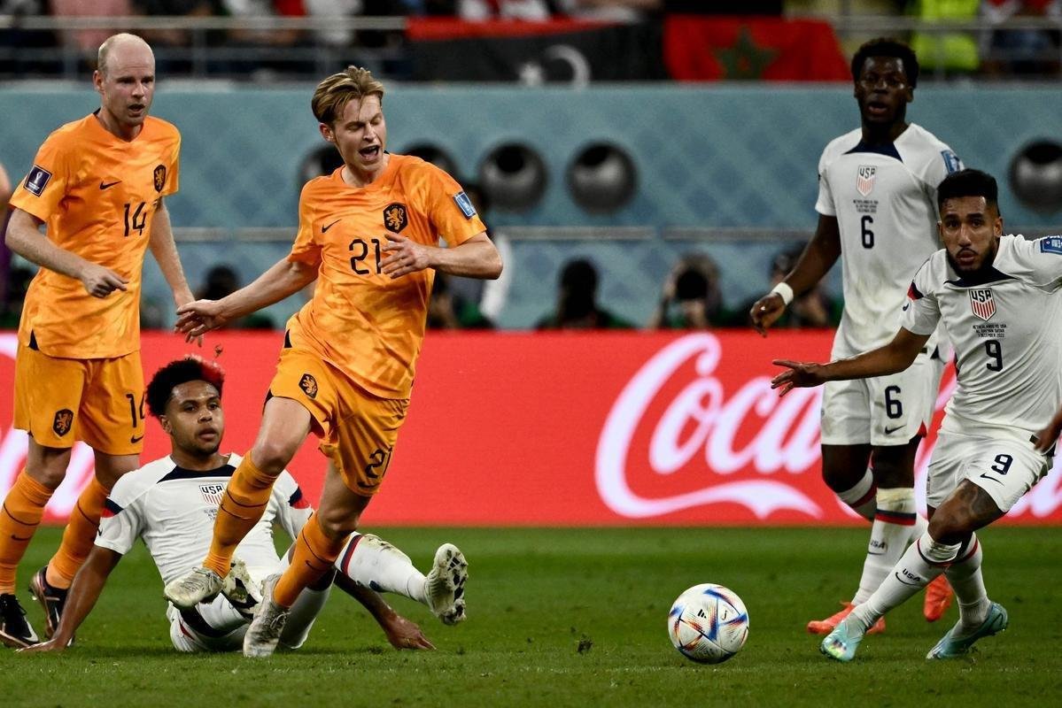 Lances do jogo entre Holanda e Estados Unidos pelas oitavas de final da Copa do Mundo.