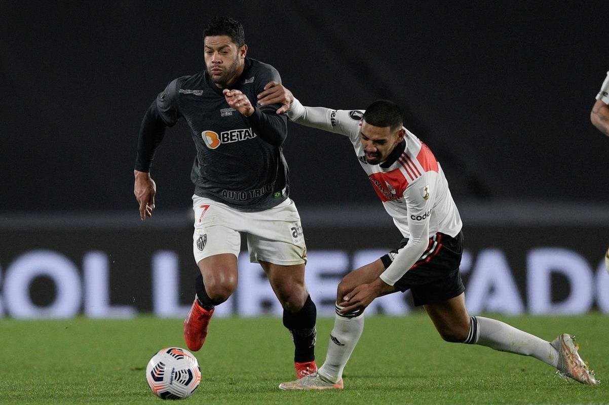 Nacho Fernndez, do Atltico, foi expulso aps atingir rival de forma involuntria