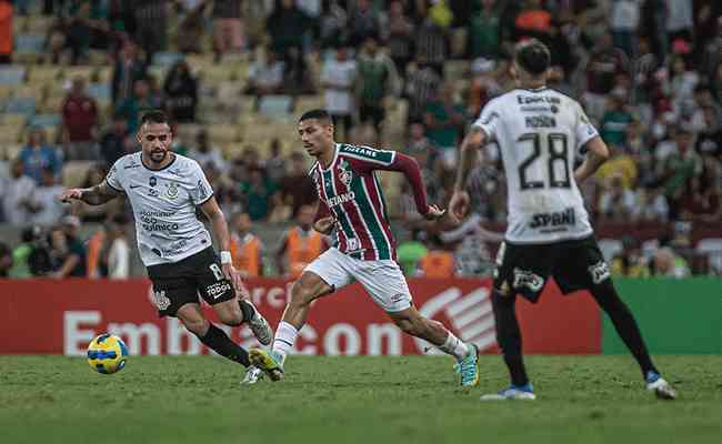 Fluminense e Corinthians empataram por 2 a 2 no Maracanã