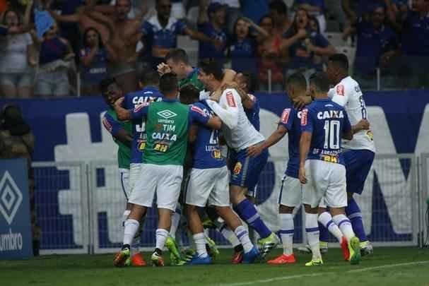 Jogadores do Cruzeiro comemoram gol de empate no clssico, marcado por Robinho