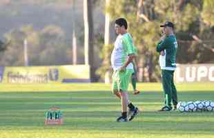 Depois de reunio com elenco e diretoria, Adilson Batista observou treino comandado por Drubscky no Amrica