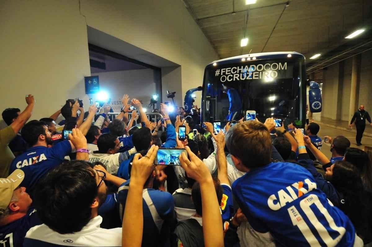 Torcida do Cruzeiro apoia a delegao do time na chegada ao Mineiro