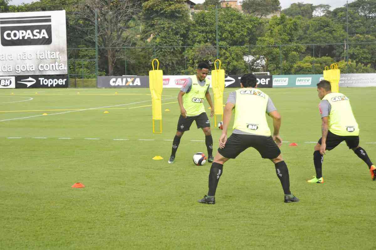 Volante Elias participou nesta quinta-feira do seu primeiro treino como jogador do Atltico. Roger Machado comandou uma atividade com bola utilizando atletas que no jogaram ou atuaram pouco diante do Cruzeiro