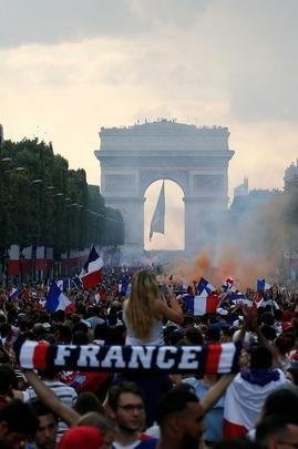 Torcedores franceses tomaram principais pontos turísticos e avenidas de Paris para celebrar o bi mundial