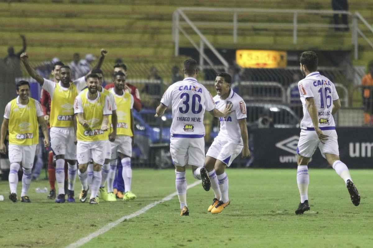 Imagens do duelo entre Vasco e Cruzeiro, pela 18 rodada da Srie A, no Raulino de Oliveira