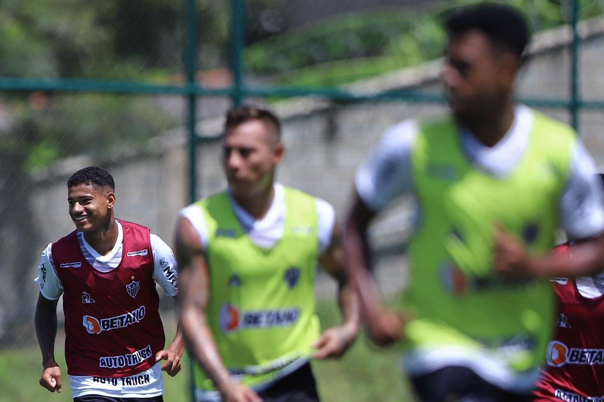 Treino do Atlético em campo. Jogadores fizeram atividade pela manhã no gramado. No período da tarde, trabalho foi na academia