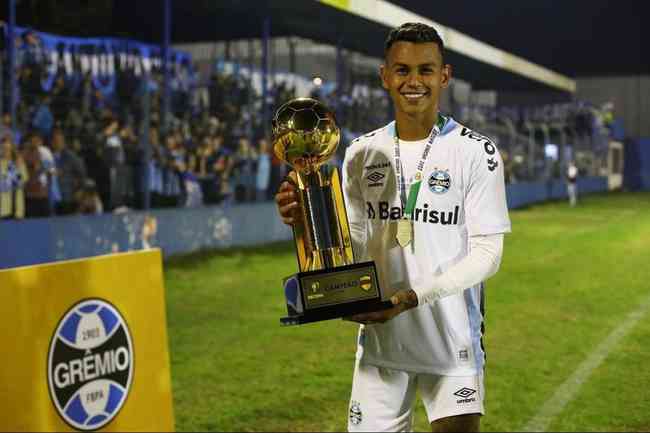 Volante ex-Grêmio é apresentado no Cruzeiro:honrado de vestir essa camisa  - 23/01/2020 - UOL Esporte