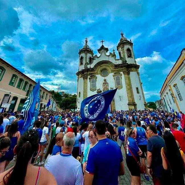 Cerca de 8 mil folies foram s ruas de So Joo del-Rei para acompanhar o Bloco Raposo, nesse sbado de Carnaval