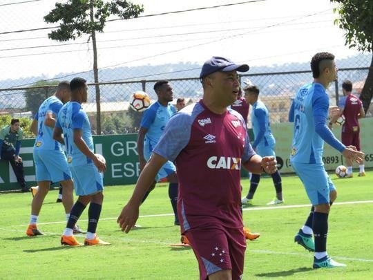 O Cruzeiro fez, nesta tera-feira, o ltimo treino em BH antes da viagem para Santiago, onde enfrenta a Universidad de Chile, pela Copa Libertadores