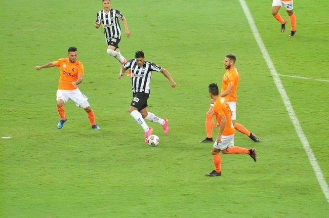 Fotos do gol de Hulk, do Atltico, sobre o La Guaira, no Mineiro, pela Libertadores