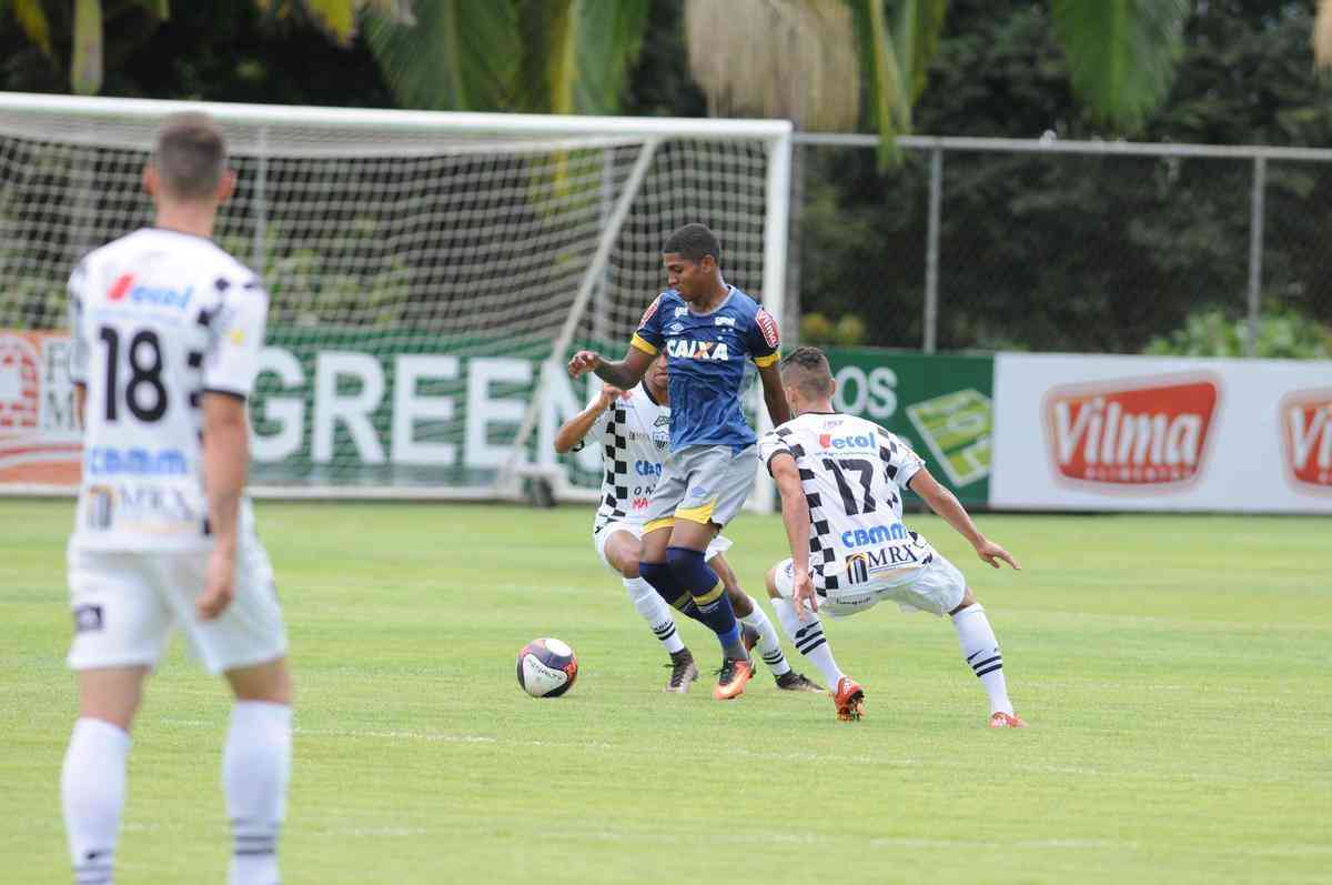 Alex - promessa da base do Cruzeiro, o meia no fez nenhuma partida convincente no grupo profissional e dever ser emprestado ao Londrina na prxima temporada.