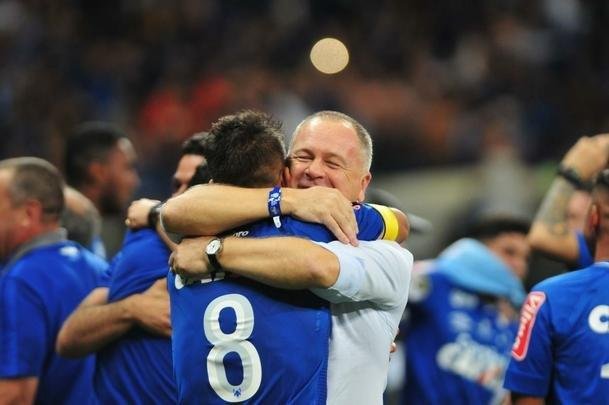 Depois da vitria por 5 a 3 nos pnaltis, que teve Fbio como heri, jogadores e comisso tcnica comemoraram muito no gramado do Mineiro. Capito Henrique ergueu a taa do penta no Gigante
