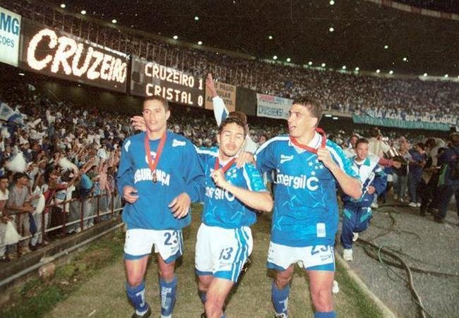 Jogadores celestes comemoram com a torcida