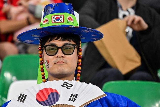 Torcedores de Coreia do Sul e Portugal no jogo vlido pela ltima rodada do Grupo H da Copa do Mundo 