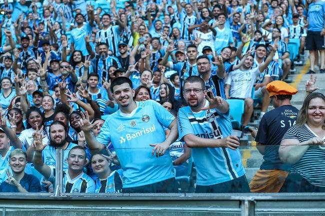 Luis Surez foi apresentado na Arena Grmio nesta quarta-feira (4/1)